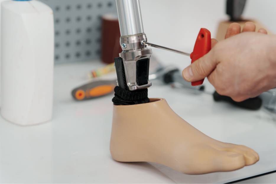 Evitar errores comunes y prolongar la vida útil del dispositivo requiere consejos para cuidar una prótesis de pierna claros y prácticos.