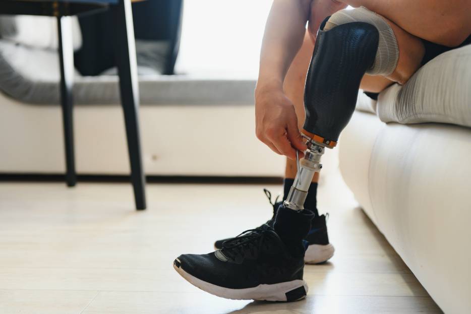 hombre ajustando su pierna prostética