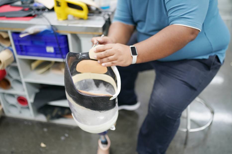 profesional fabricando una prótesis de pierna con los mejores materiales