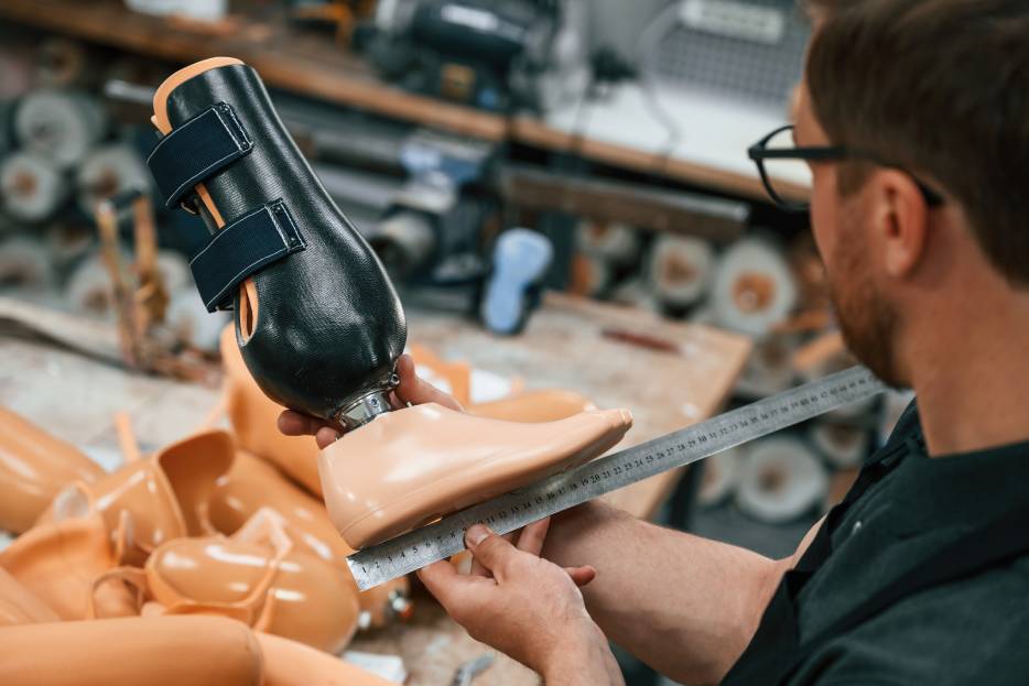 especialista selecciona los mejores materiales para fabricar una prótesis de pierna