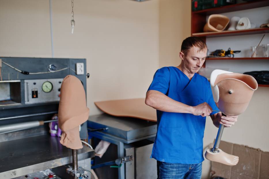 Experto en fabricación de prótesis de pierna en león