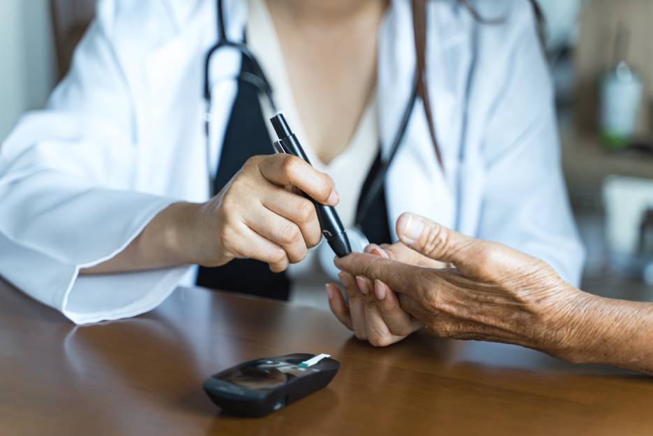 revisión médica de persona diabética para control de glucosa